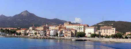 La plage de l'Ile Rousse La plage de l'Ile Rousse